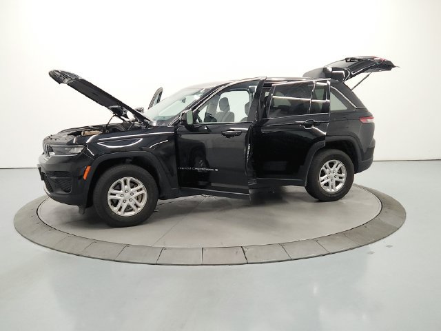 Used 2024 Jeep Grand Cherokee Laredo RWD image 31
