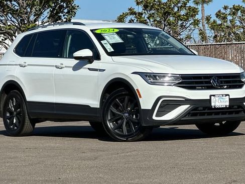 Used 2024 Volkswagen Tiguan SE AWD/4WD image 2