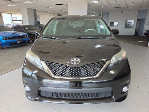 Used 2011 Toyota Sienna SE w/ Preferred Pkg image 2