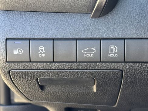 Used 2022 Toyota Camry SE image 19