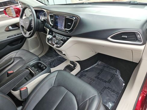 Used 2017 Chrysler Pacifica Touring-L FWD image 25