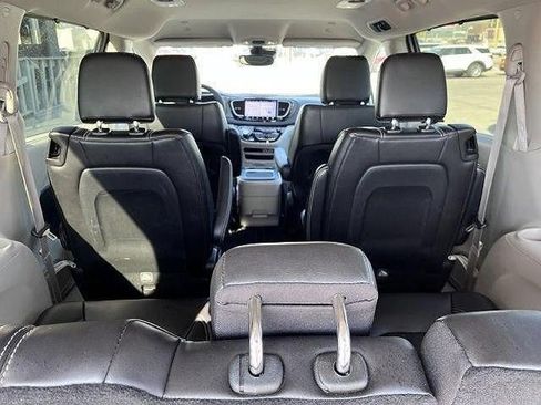 Used 2024 Chrysler Pacifica Touring-L FWD image 9