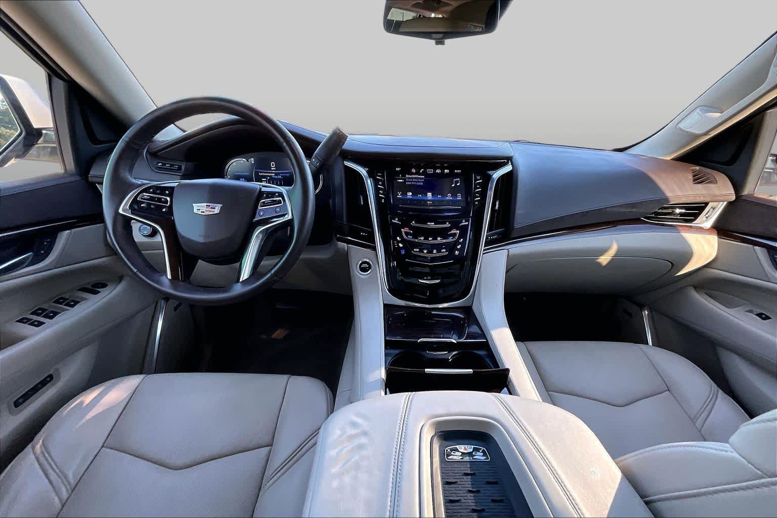 Used 2017 Cadillac Escalade Luxury RWD image 16