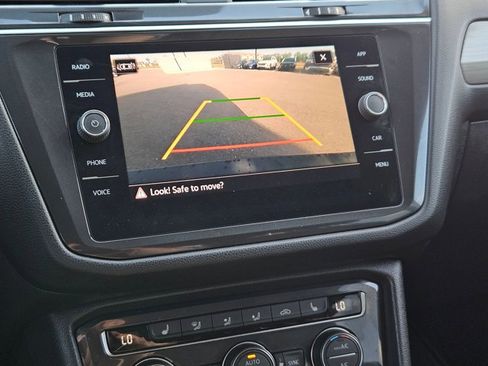 Used 2021 Volkswagen Tiguan SE w/ Panoramic Sunroof Package image 9