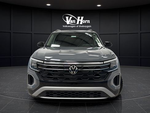 Used 2025 Volkswagen Atlas Peak Edition SE AWD/4WD image 2