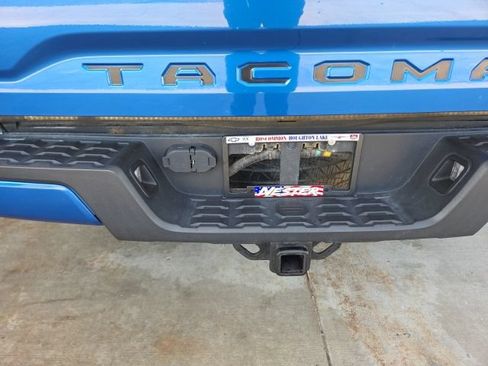 Used 2017 Toyota Tacoma TRD Sport AWD/4WD image 28