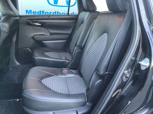 Used 2022 Toyota Highlander XSE AWD/4WD image 13