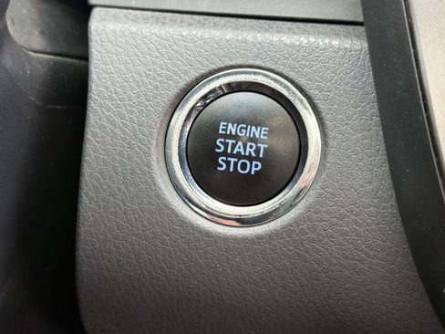 Used 2020 Toyota Camry XLE image 19