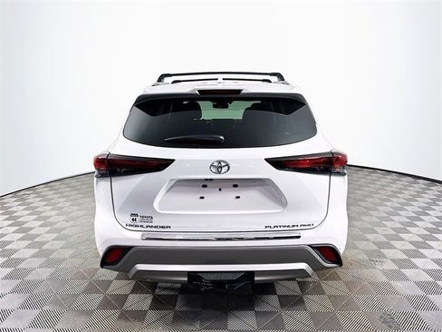New 2025 Toyota Highlander Platinum image 14