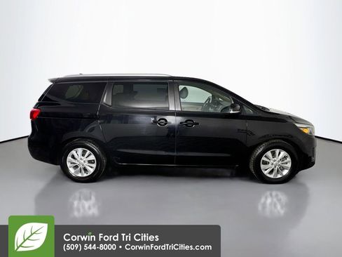 Used 2017 Kia Sedona LX w/ LX Essentials Premium Package image 19