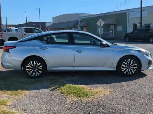 Used 2024 Nissan Altima 2.5 SV image 9