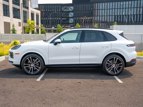 Certified 2026 Porsche Cayenne AWD/4WD image 2