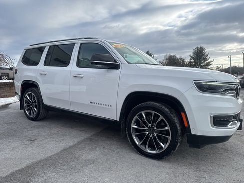 Used 2023 Jeep Wagoneer Series III w/ Premium Group I image 2