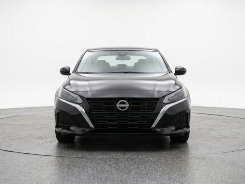 Used 2025 Nissan Altima 2.5 SV FWD image 2