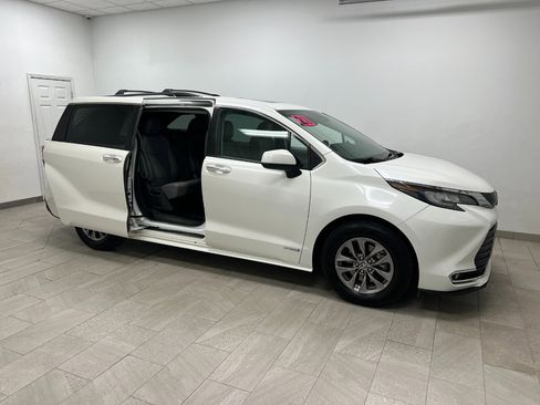 Used 2021 Toyota Sienna XLE w/ XLE Plus Package image 14