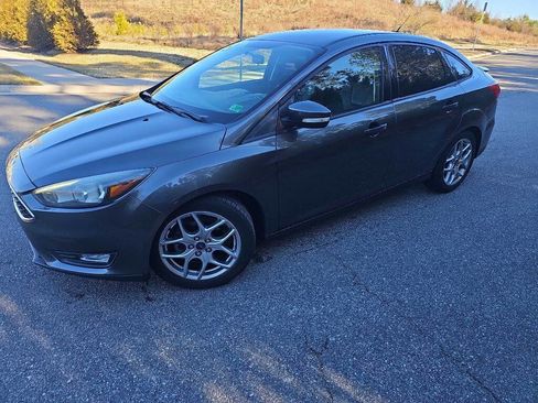 Used 2015 Ford Focus SE w/ Equipment Group 201A image 6