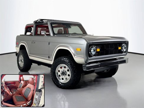 Used 2025 Ford Bronco Badlands AWD/4WD image 2