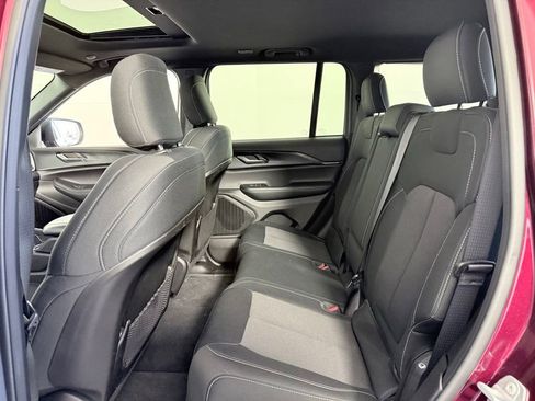 Used 2025 Jeep Grand Cherokee Laredo X image 23