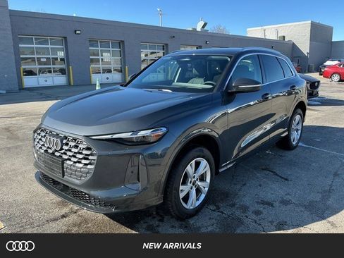 Used 2025 Audi Q5 Premium w/ Convenience Package image 1