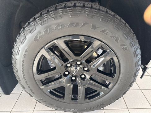 Used 2023 Chevrolet Silverado 1500 High Country w/ Z71 Off-Road Package AWD/4WD image 10