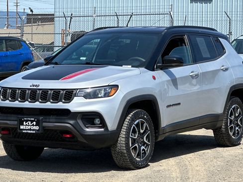 Used 2025 Jeep Compass Trailhawk AWD/4WD image 9