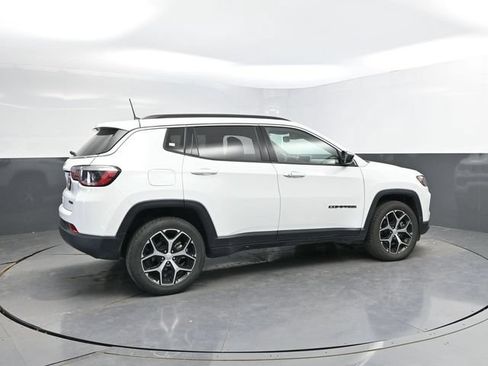 Used 2024 Jeep Compass Latitude AWD/4WD image 2