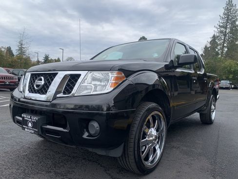 Used 2016 Nissan Frontier SV image 2