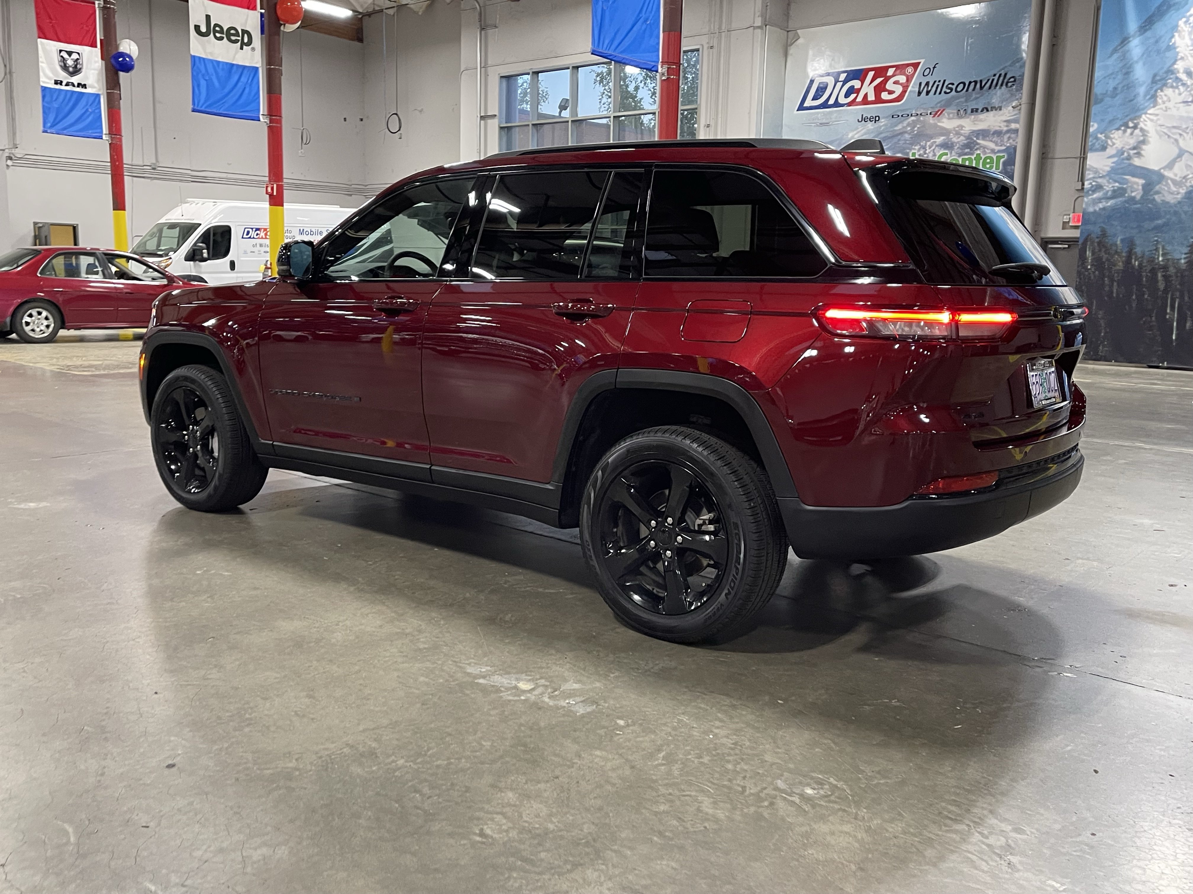 Certified 2024 Jeep Grand Cherokee Limited w/ Black Appearance Package AWD/4WD image 3