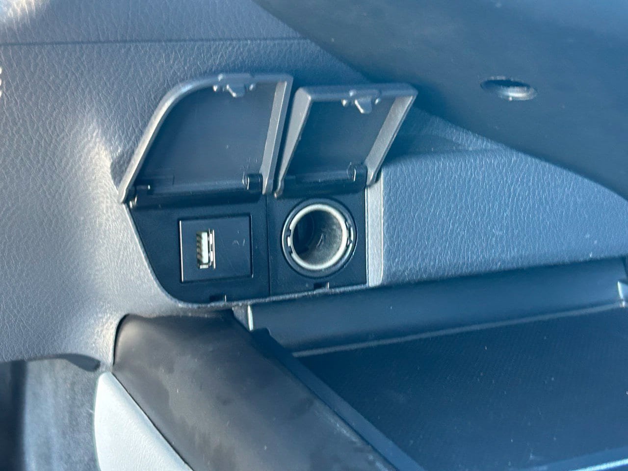 Used 2022 Toyota Camry LE w/ Carpet Mat Package (TMS) FWD image 31