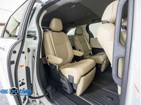 Used 2024 Toyota Sienna Limited AWD/4WD image 34