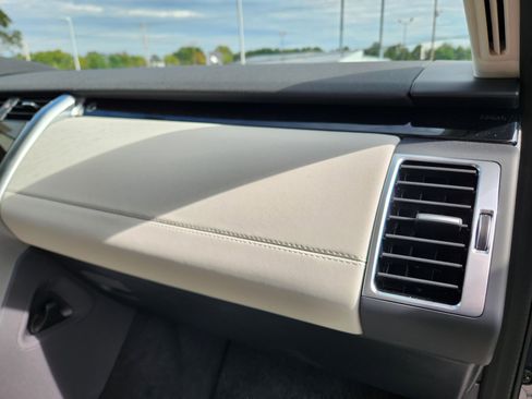 Used 2025 Land Rover Discovery S image 17