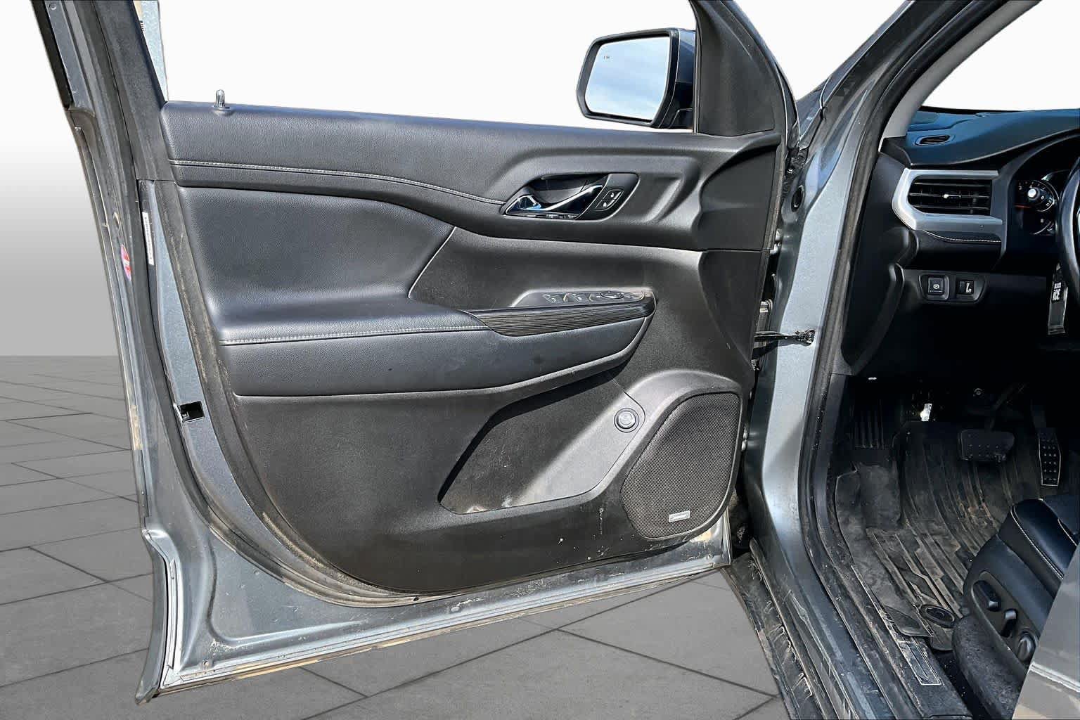 Used 2021 GMC Acadia SLT FWD image 25