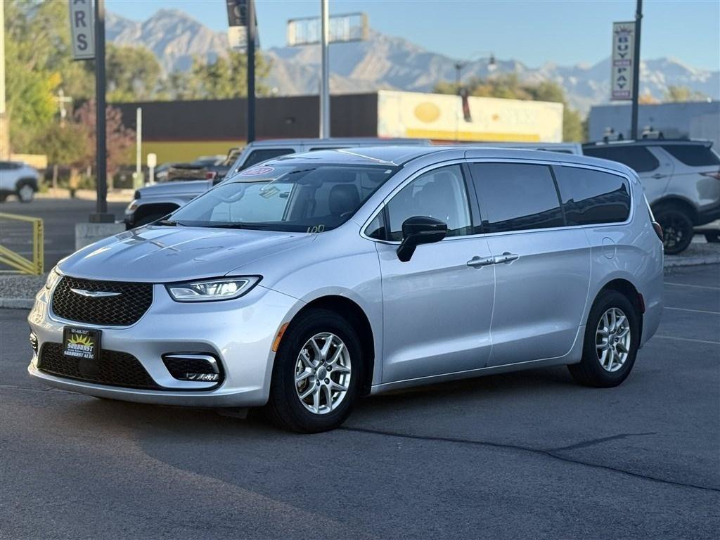 Used 2024 Chrysler Pacifica Touring-L FWD image 3