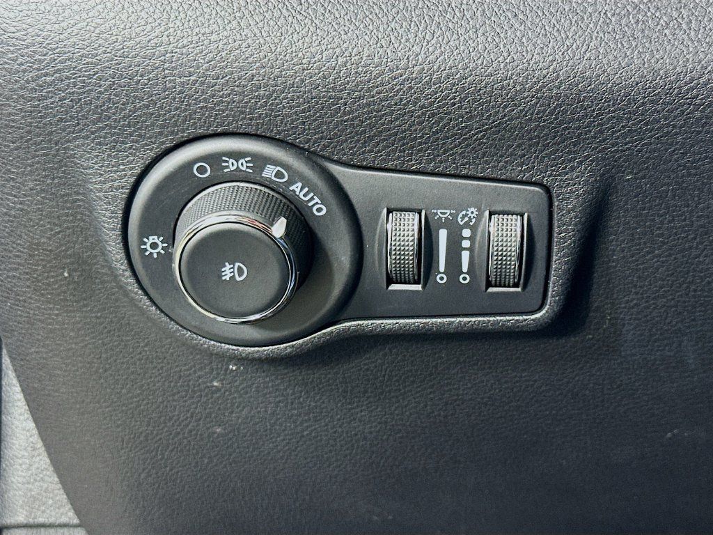 Used 2023 Jeep Compass Limited AWD/4WD image 23