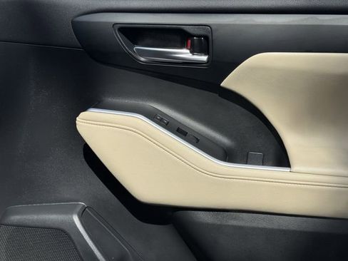 Used 2023 Toyota Highlander XLE image 30