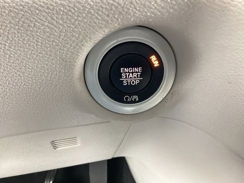 Used 2023 Chrysler Pacifica Touring-L image 13