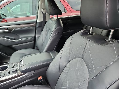Used 2024 Toyota Highlander Platinum AWD/4WD image 8