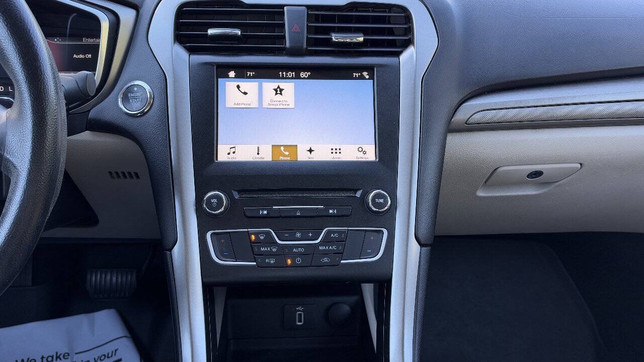 Used 2017 Ford Fusion SE w/ Fusion SE Technology Package FWD image 17