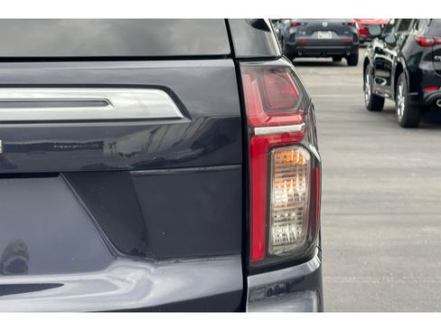 Used 2022 Chevrolet Suburban LT w/ Luxury Package image 51