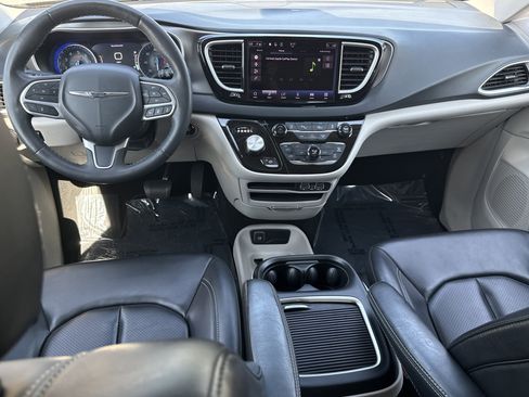 Used 2023 Chrysler Pacifica Touring-L FWD image 26