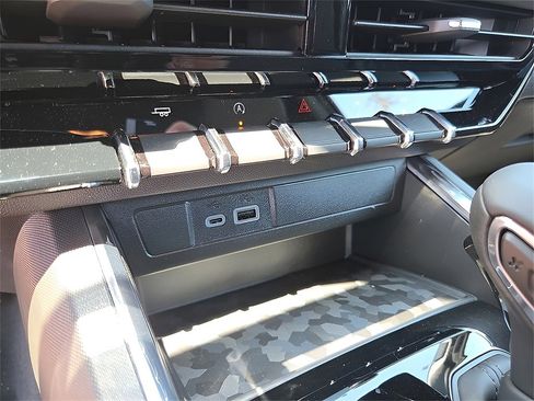 New 2026 GMC Canyon Elevation w/ Convenience Package image 16