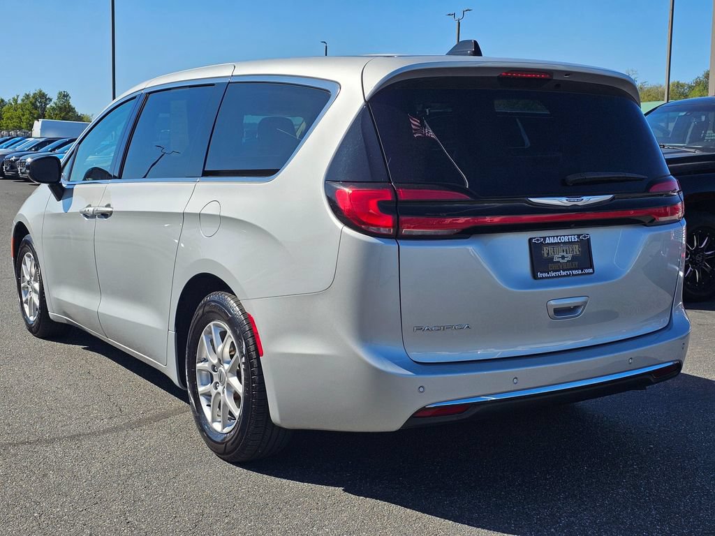 Used 2024 Chrysler Pacifica Touring-L FWD image 5