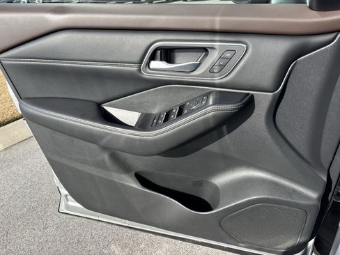 Used 2021 Nissan Rogue SL w/ Premium Package image 12