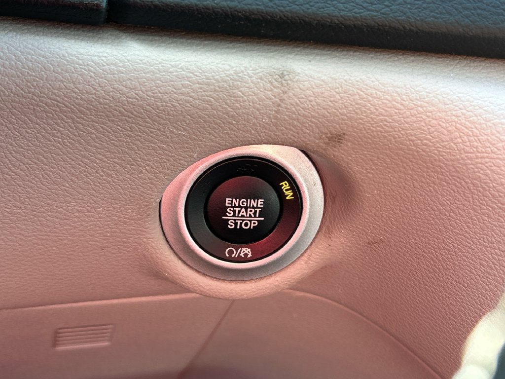 Used 2024 Chrysler Pacifica Touring-L FWD image 19