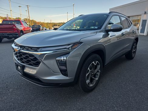 Used 2024 Chevrolet Trax LT w/ LT Convenience Package image 29