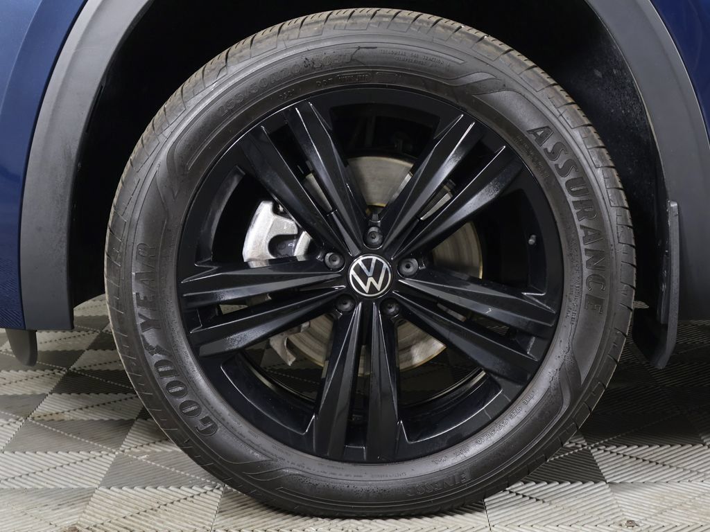 Used 2023 Volkswagen Atlas Cross Sport SEL R-Line AWD/4WD image 25