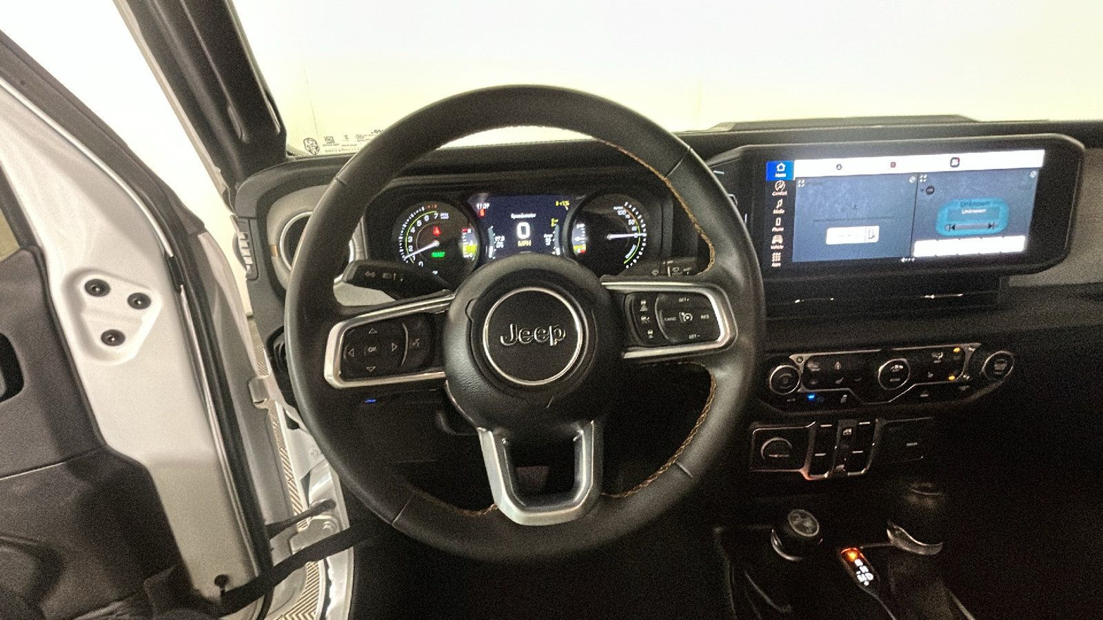 Used 2024 Jeep Wrangler Unlimited Sahara AWD/4WD image 16