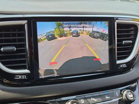 Used 2025 Chrysler Pacifica Select FWD image 18