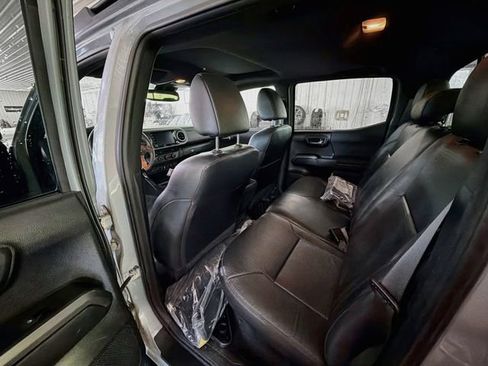 Used 2021 Toyota Tacoma TRD Sport AWD/4WD image 9