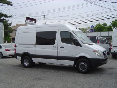 Used 2013 Freightliner Sprinter 3500 RWD image 3